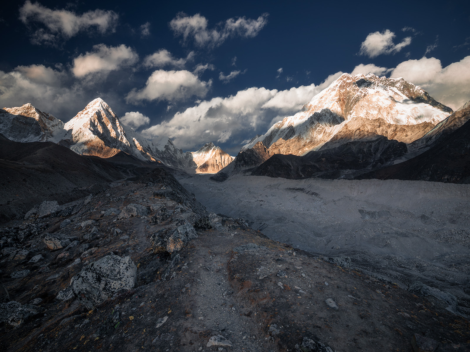 Podél ledovce (Himaláje, Nepál)